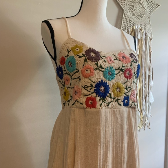 Judith March Dress size medium embroidered florals lined and EUC - Picture 3 of 8